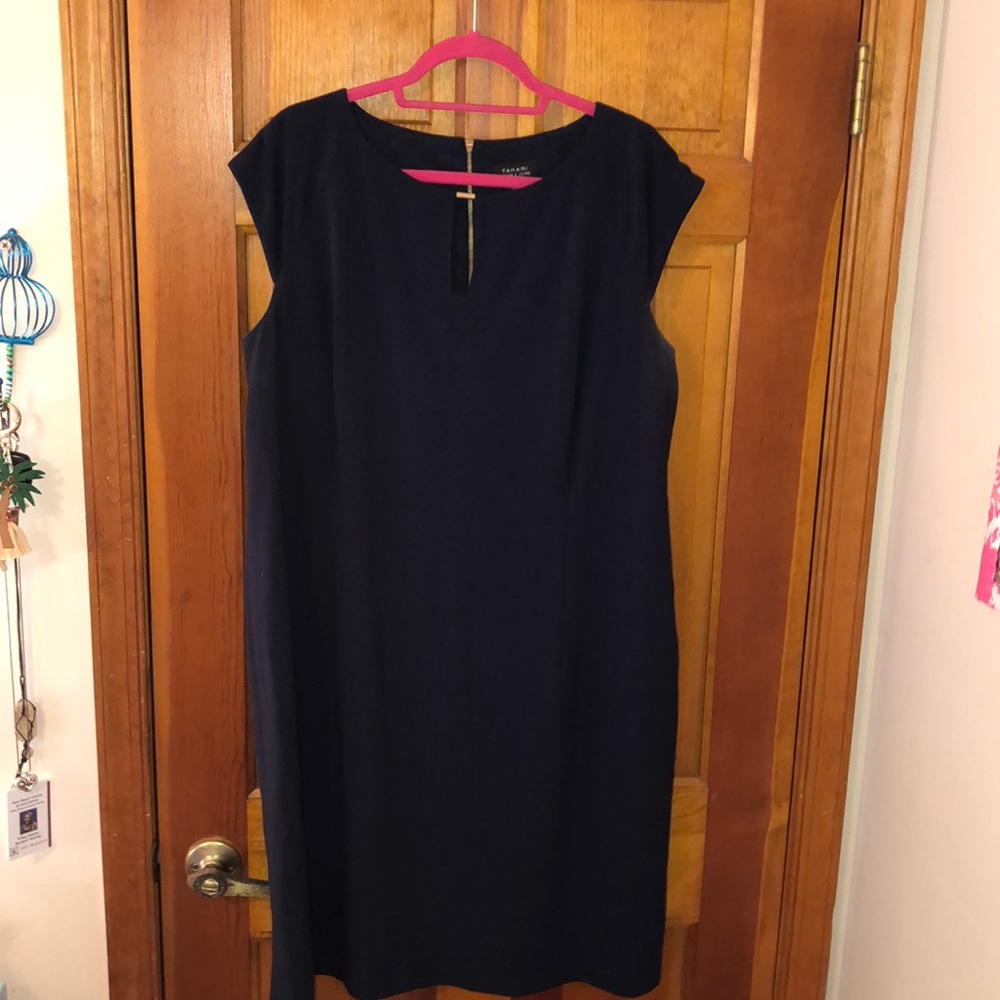 EUC Tahari Black cap sleeve dress